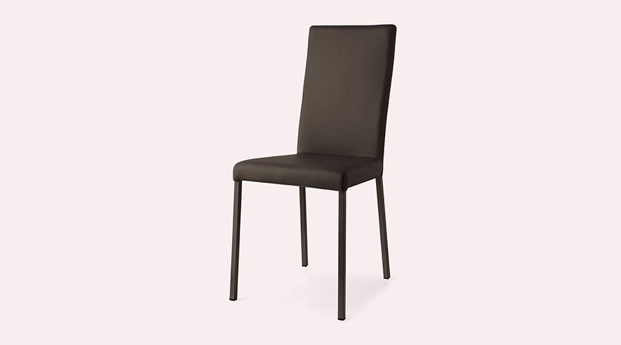 Sedia GARDA Connubia con struttura in metallo verniciato e sedile schienale in tessuto tecnico verniciato